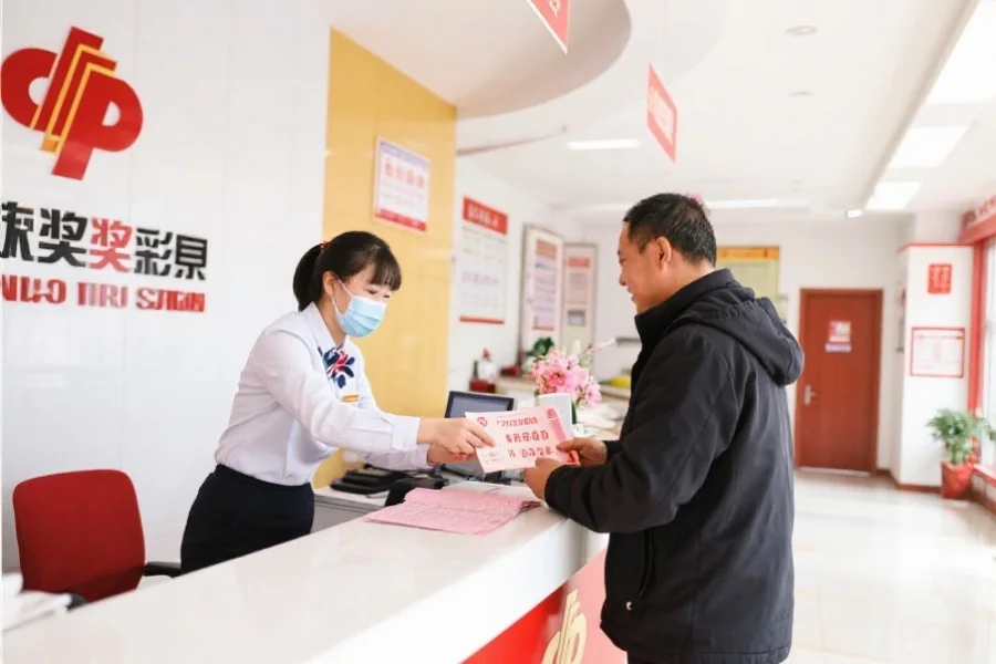 兑奖大厅内,工作人员正在为一位中奖者办理兑奖手续,环境整洁明亮,气氛轻松